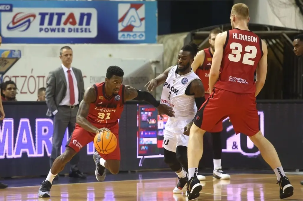 Dylan Ennis aprovecha un bloqueo de Hlinasson. Foto: FIBA