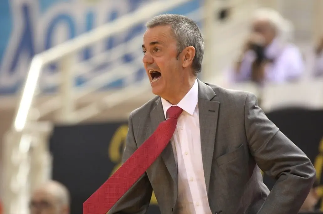 Fisac da instrucciones a sus hombres. Foto: FIBA