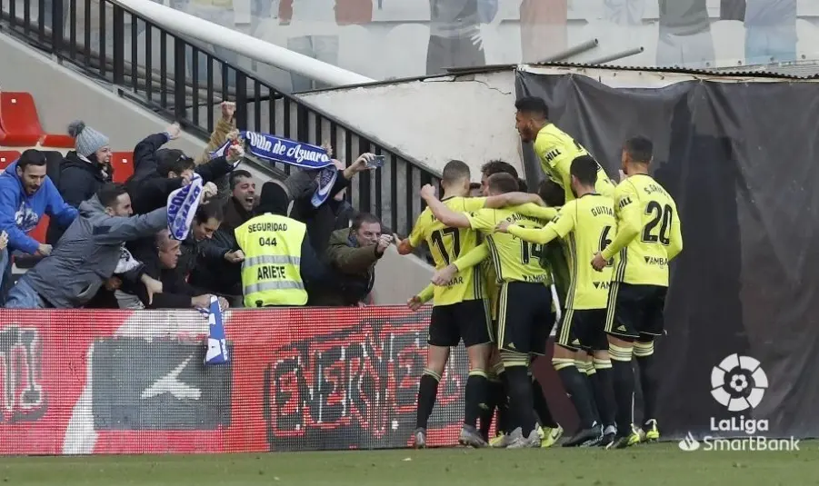 Los jugadores se abrazan en el gol. Foto: LaLiga Smartbank