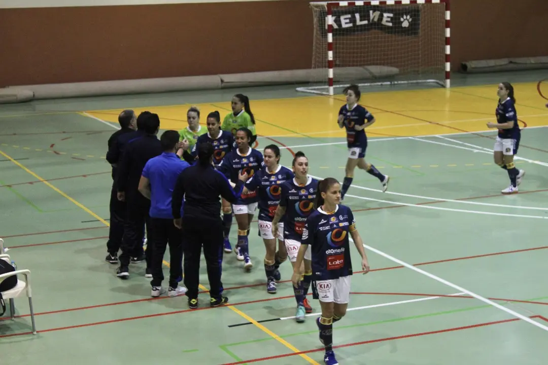 Las jugadoras se saludan antes del partido. Foto: Sala Zaragoza