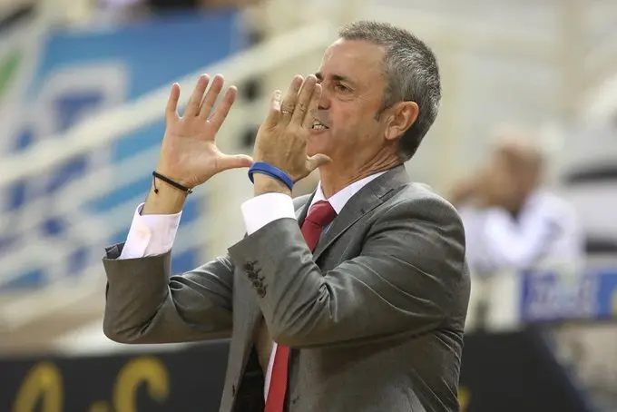 Fisac dirige a sus jugadores desde la banda. Foto: Basket Zaragoza
