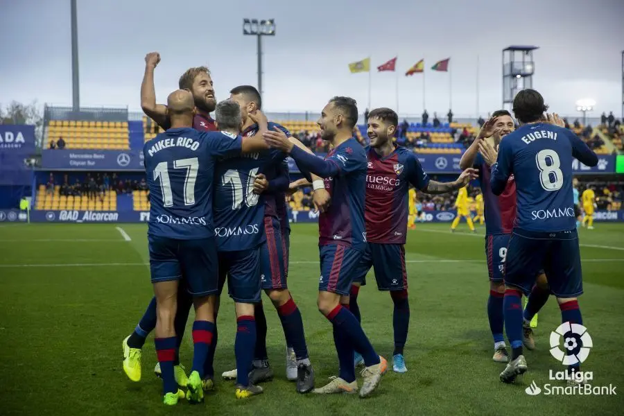 Los jugadores del Huesca celebran uno de los goles con los que se han llevado los tres puntos en juego con el Alcorc&oacute;n. Foto: LFP