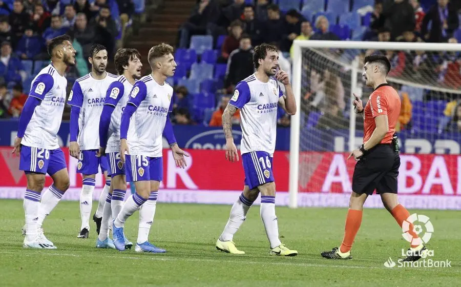 Eguaras reclama falta en el segundo gol del Girona. Foto: LaLiga Smartbank