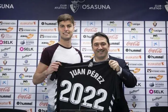 Juan P&eacute;rez, con Braulio, y la fecha a la que est&aacute; ligado el jugador de Almud&eacute;var con los rojillos. Foto: CA Osasuna