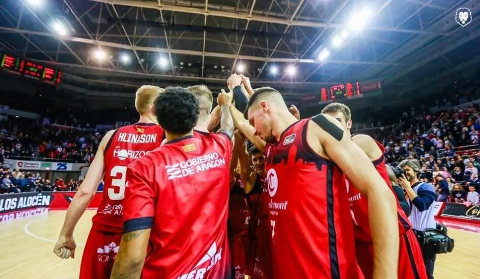 El equipo hace pi&ntilde;a tras el triunfo ante el Madrid. Foto: Esther Casas/Casademont Zaragoza