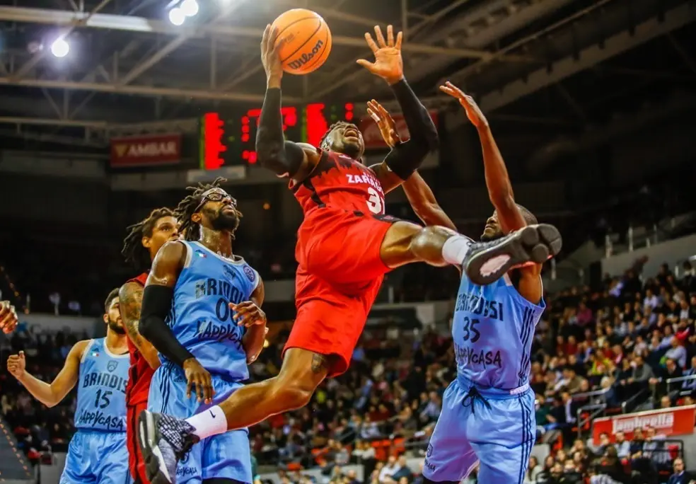 Dylan Ennis entrando a canasta. Foto: FIBA