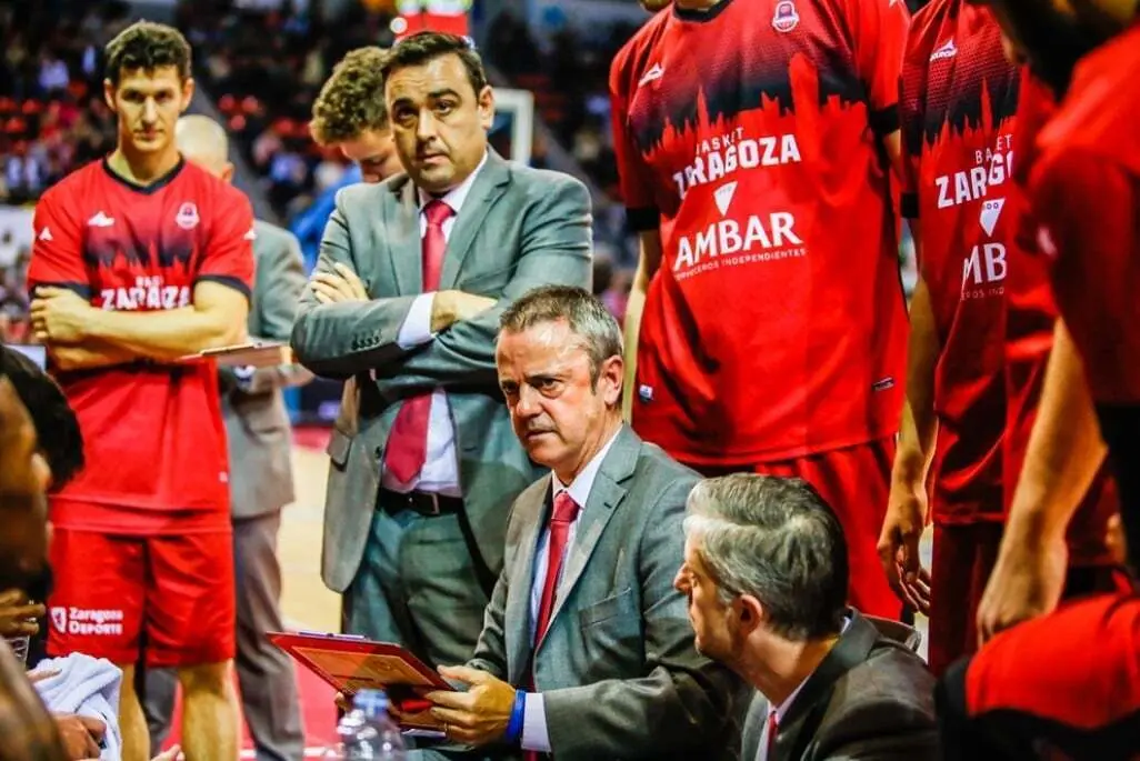 Fisac da instrucciones en un tiempo muerto en el partido ante Brindisi. Foto: FIBA