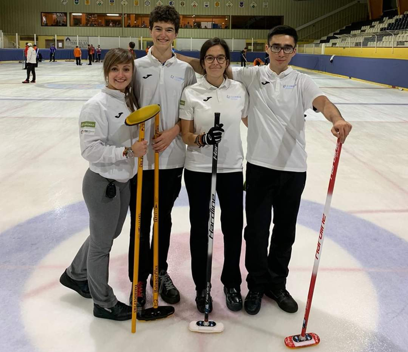 Carmen P&eacute;rez (izq) junto a su equipo. | Foto: CH Jaca