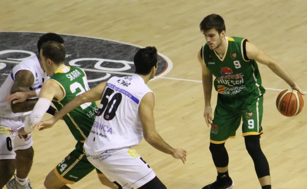 Ander Urdiain aprovecha un bloqueo de Skara. Foto: Levitec Huesca