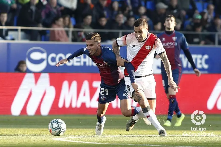 Juan Carlos disputa un bal&oacute;n ante el Rayo Vallecano. | Foto: LaLiga