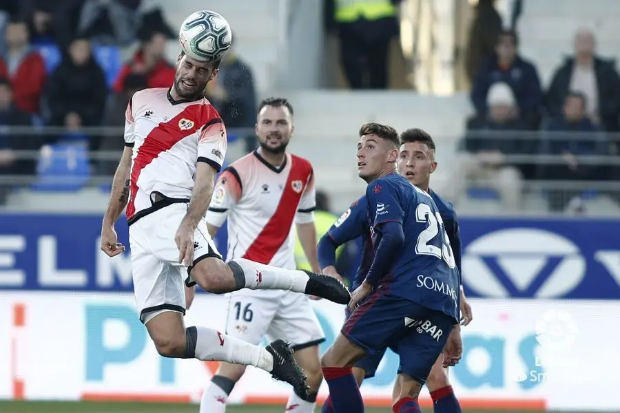 Mario Su&aacute;rez cabecea un bal&oacute;n ante la mirada de Raba. | Foto: LaLiga