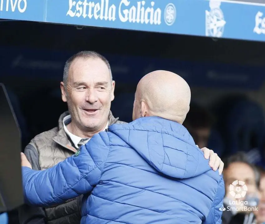 V&iacute;ctor se saluda con Luis C&eacute;sar al comienzo del partido. Foto: LaLiga Smartbank