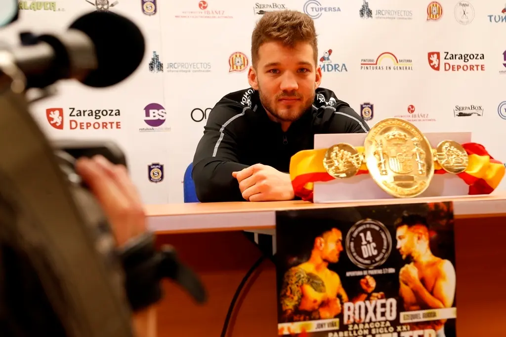 El zaragozano Ezequiel Gurr&iacute;a con el cintur&oacute;n que se juega el s&aacute;bado con el asturiano Jony Vi&ntilde;a. Foto: Ayuntamiento de Zaragoza