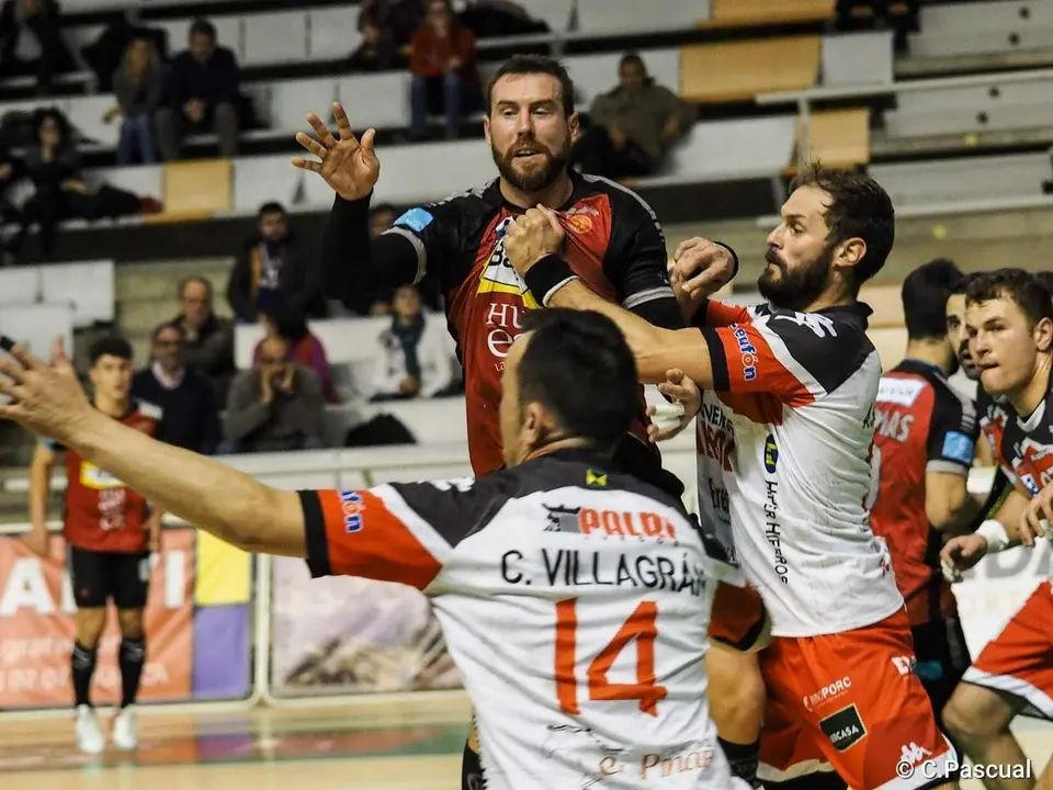 Mota, exBada Huesca, choca con la defensa del Nava donde ahora defiende su escudo. Foto: C.Pascual