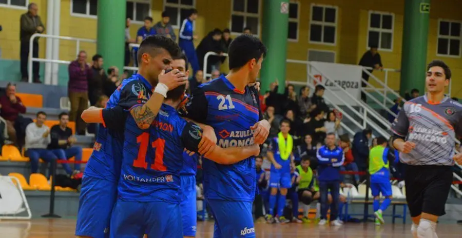 Los jugadores se abrazan tras un gol. Foto: Pedro Luis Serrano