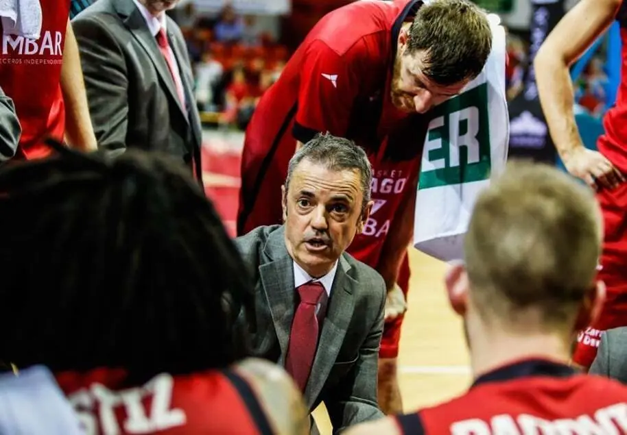 Porfirio Fisac da instrucciones en el partido de este mi&eacute;rcoles ante Bonn. Foto: FIBA