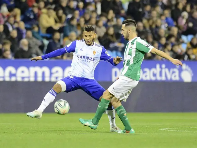 Luis Su&aacute;rez intentando taponar un pase del rival. Foto: Real Zaragoza.