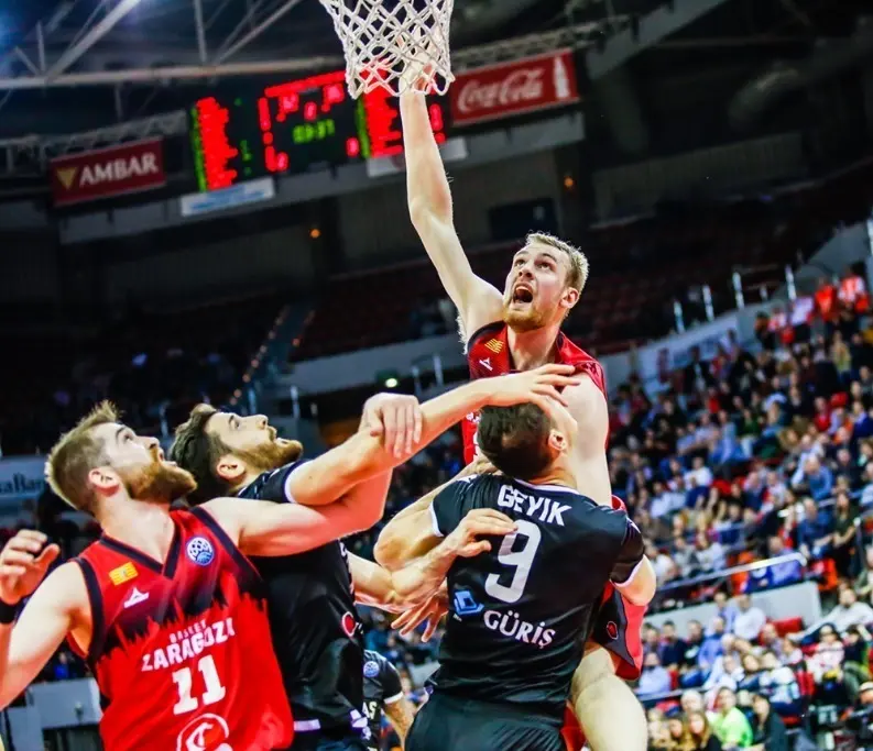 Hlinason y Radovic luchan por un rebote. Foto: FIBA