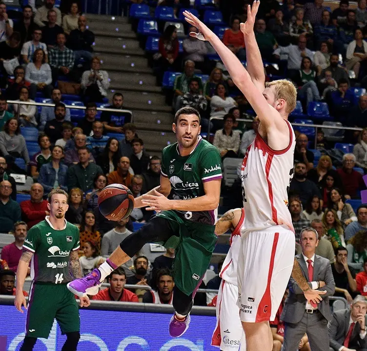 Hlinason evita la canasta de Jaime Fern&aacute;ndez. Foto: @UnicajaCB