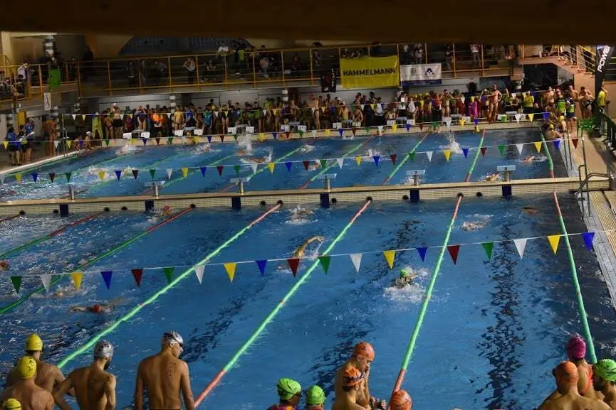 Ambiente en la piscina  Eduardo Lastrada del Stadium Casablanca durante el 100x100. Foto: Fatri 