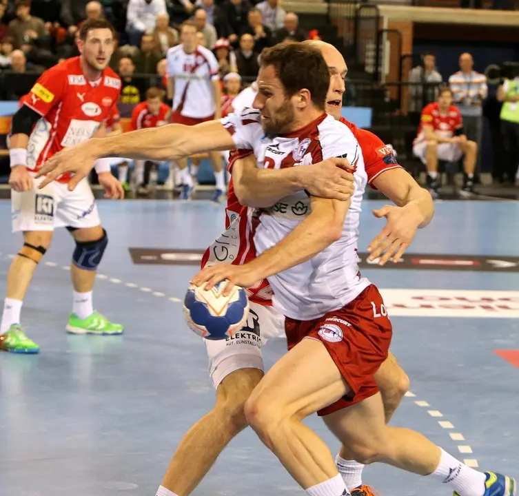 Sasha Tioumentsev contra el Aalborg. Foto: Juan Mar&iacute;n