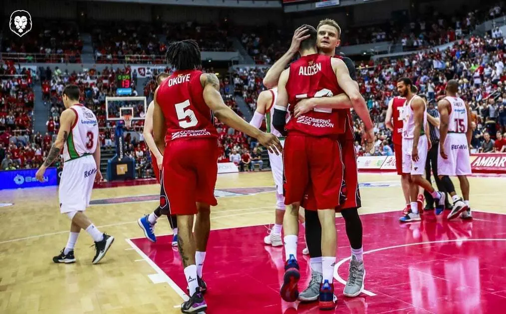 Seibutis, Aloc&eacute;n y Okoye celebran el pase a semifinales tras eliminar a Baskonia. Foto: Esther Casas/Basket Zaragoza