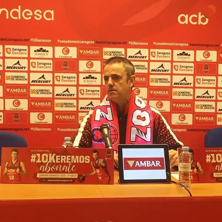Porfirio Fisac, este viernes en sala de prensa, con la bufanda del club. Foto: Casademont Zaragoza