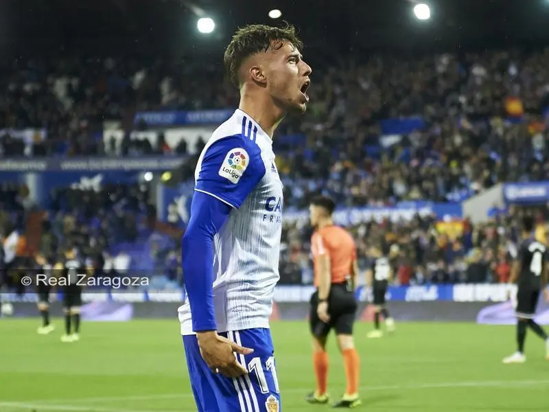 Javi Puado celebrando su primer gol como zaragocista con la grada. Foto: Real Zaragoza