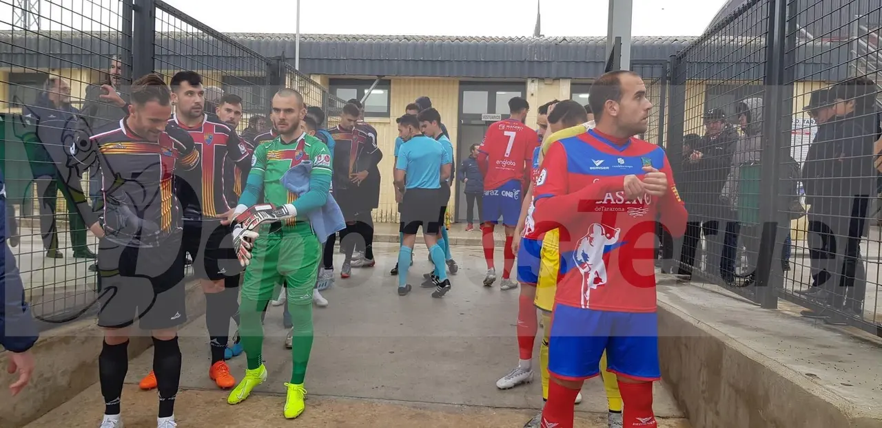 Los jugadores a la salida al campo. | Foto: Deportes Teruel