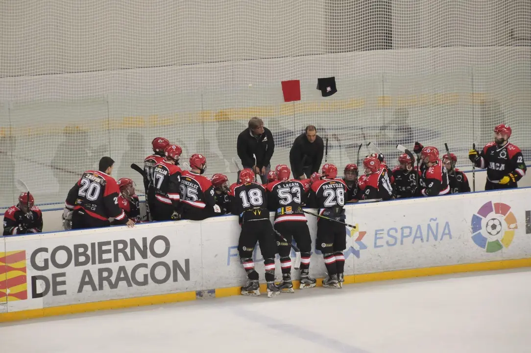 Charla t&eacute;cnica durante el partido contra el Bar&ccedil;a HG. | Foto: CH Jaca