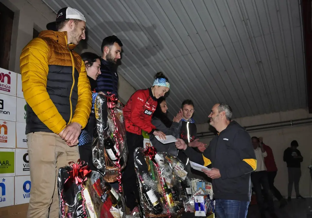El alcalde de Villan&uacute;a entrega los premios a los ganadores del podio absoluto de la San Silvestre. Foto: Villan&uacute;a