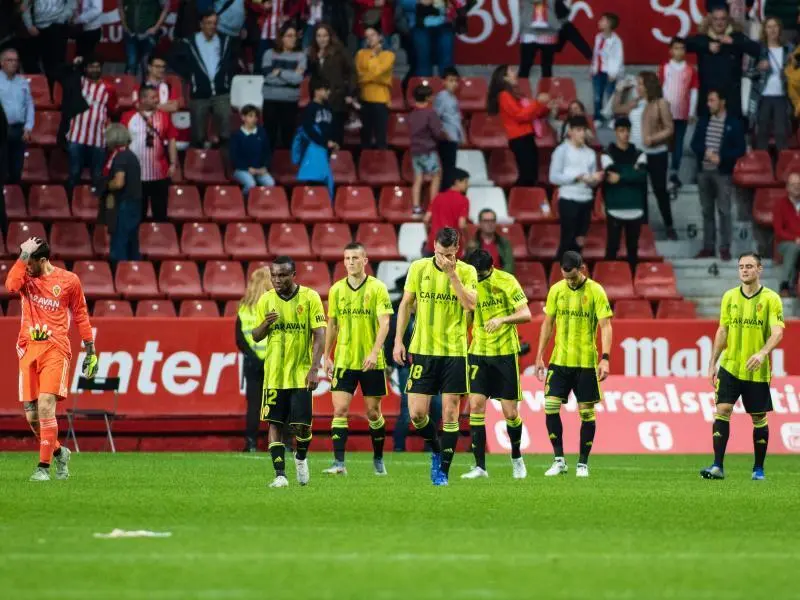 Los jugadores del Real Zaragoza en el partido de la primera vuelta en El Molin&oacute;n. Foto: Real Zaragoza