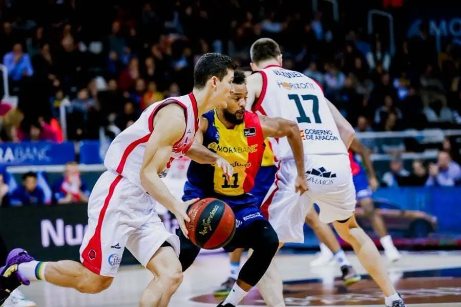 San Miguel aprovecha un bloqueo de V&aacute;zquez. Foto: @BasketZaragoza/ACB