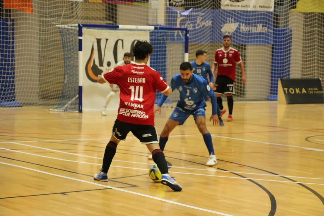 Esteban encara a un adversario. Foto: Pe&ntilde;&iacute;scola FS