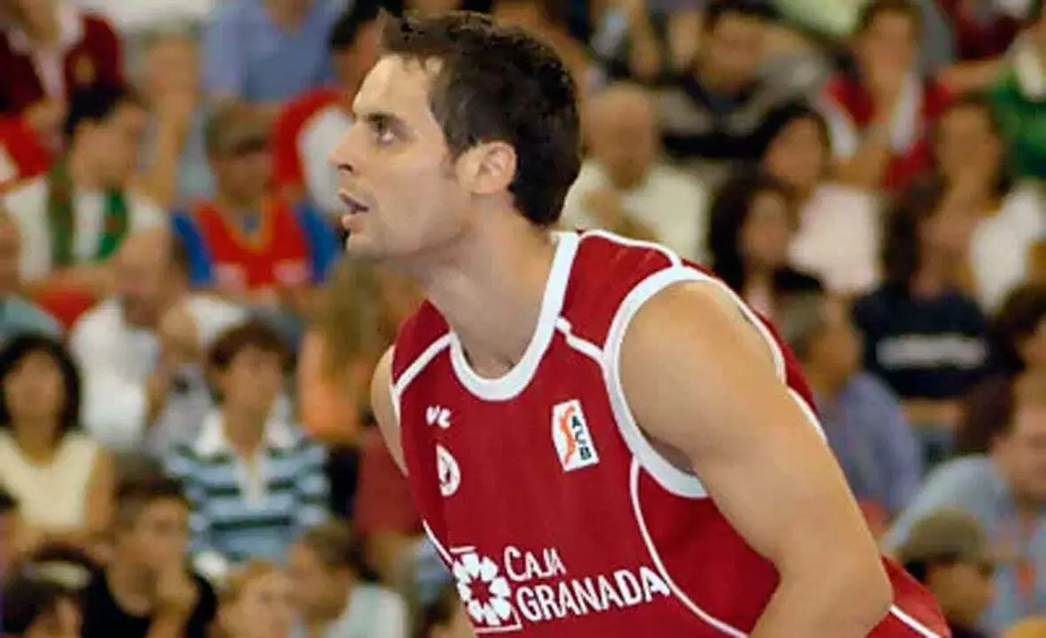 Nacho Ord&iacute;n, con la camiseta de Granada, lanzando un tiro libre | Foto: Solobasket.com