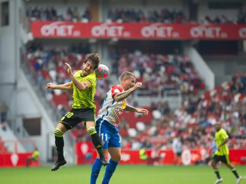 Javi Ros disputa un bal&oacute;n en El Molin&oacute;n. Foto: Real Zaragoza