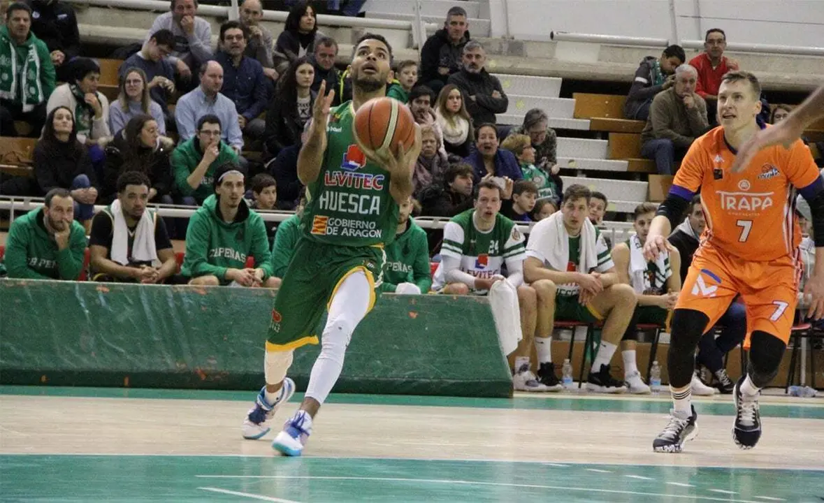 Alec Wintering penetra a canasta en el partido ante Palencia en Huesca | Foto: CBPHuesca