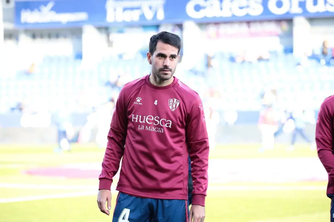 Pablo Insua calentando en El Alcoraz. | Foto: SD Huesca
