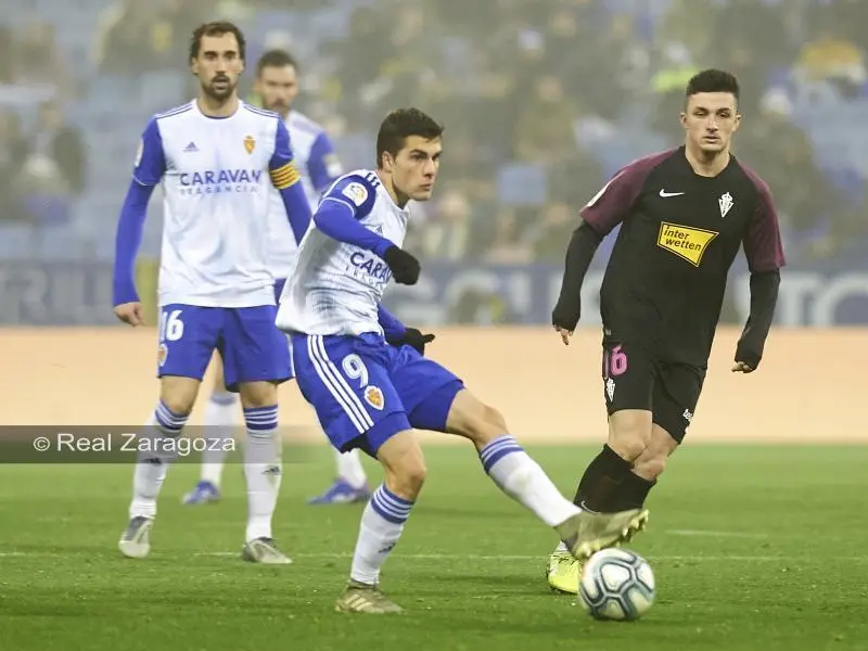Soro controla el bal&oacute;n ante el Sporting. Foto: Real Zaragoza