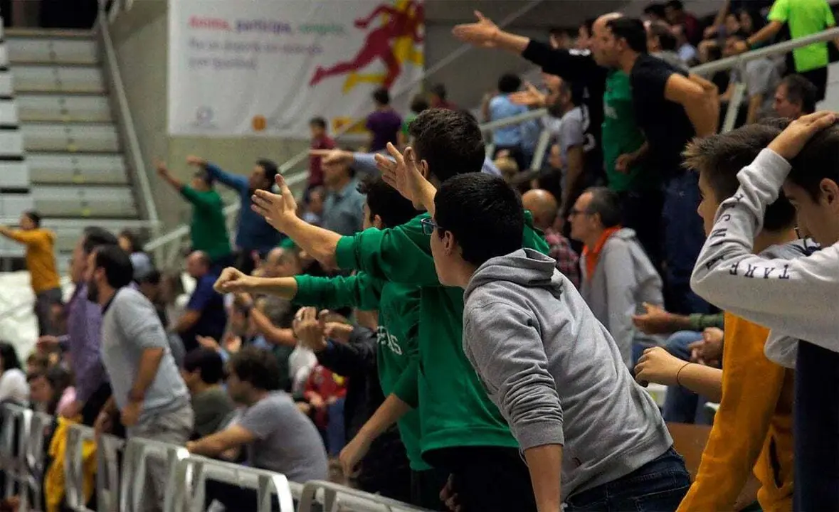 La afici&oacute;n de Levitec Huesca, apretando durante un partido | Foto: C. Pascual