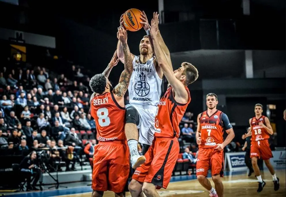 Seeley y Brussino, en una acci&oacute;n defensiva en el partido de ida. Foto: FIBA