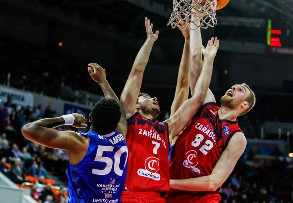 Barreiro y Hlinason pelean por un rebote. Foto: Esther Casas/FIBA