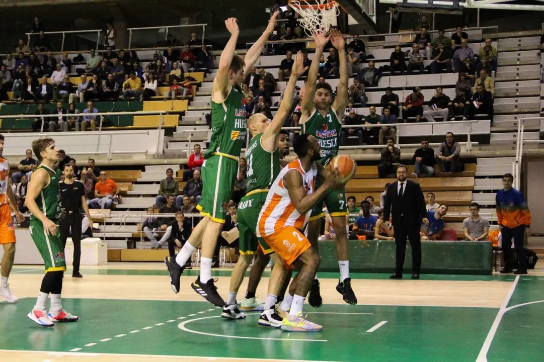 Acci&oacute;n defensiva del equipo ante Leyma Coru&ntilde;a. Foto: David Mart&iacute;nez/CBP Huesca