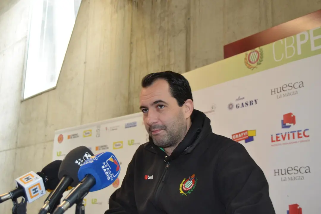 Guillermo Arenas, entrenador del Levitec, en la rueda de prensa donde habl&oacute; de su equipo y de C&aacute;ceres. Foto: Sportaragon