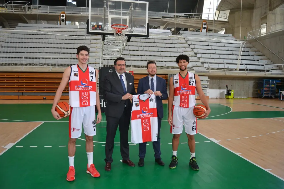 Torres y Or&uacute;s posan con la el&aacute;stica del Pe&ntilde;as como gui&ntilde;o a la SD Huesca que ya lucen Tamayo y de Blas. Foto: Sportaragon