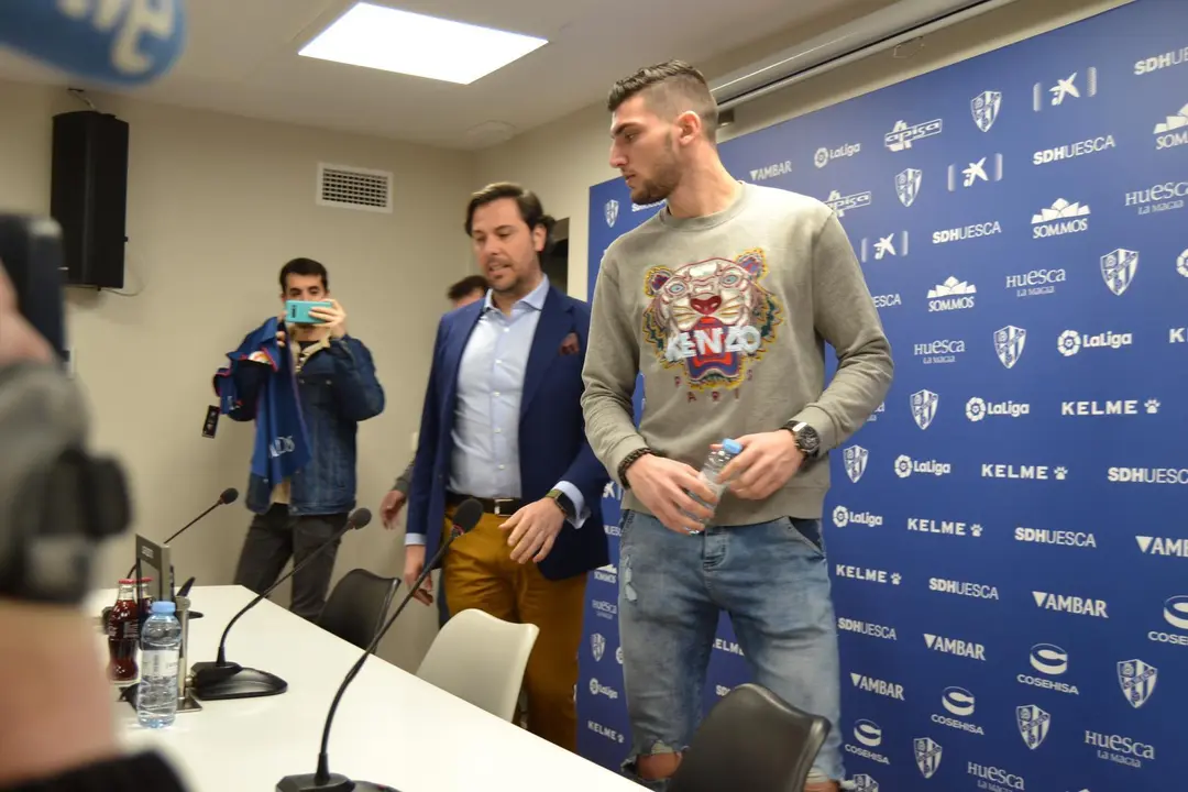 En primer plano Rafa Mir en la sala de prensa de El Alcoraz donde ha sido presentado como jugador del Huesca por Rub&eacute;n G&oacute;mez. Foto: Sportaragon