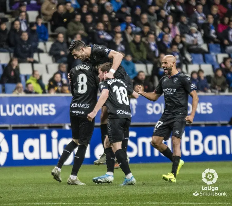 Eugeni celebra su gol en Oviedo  junto a sus compa&ntilde;eros. | Foto: LaLiga