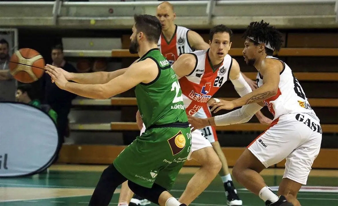 Levitec Huesca defendiendo una acci&oacute;n de C&aacute;ceres en el pasado choque | Foto: C.Pascual