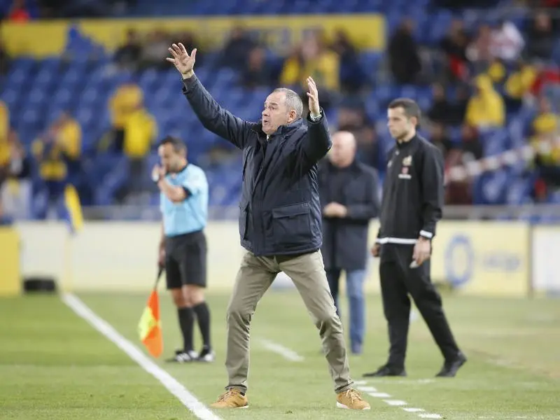 V&iacute;ctor Fern&aacute;ndez, en una imagen de archivo, dando indicaciones a sus jugadores. Foto: LaLiga