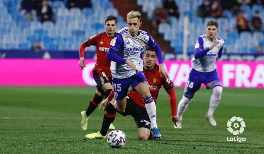 Alex Blanco defendiendo un bal&oacute;n en el partido de Copa en La Romareda ante el RCD Mallorca. Foto: LaLiga